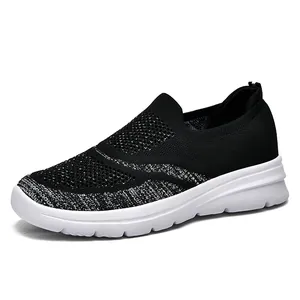 Scarpe da camminata slip-on in flyknit traspirante per uomo e donna con suola bianca