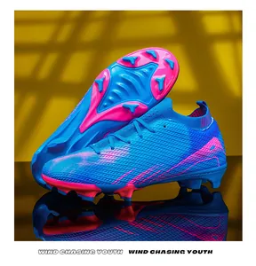 Close-up van blauwe en roze flyknit voetbalschoenen met gedetailleerd zicht op de zool