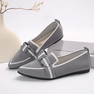 Vue macro détaillée de chaussures plates confortables en maille grise avec bout pointu et nœud.