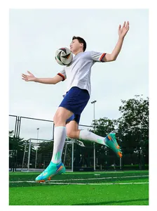 Detailweergave van turquoise voetbalschoenen tijdens een dynamische training op het veld