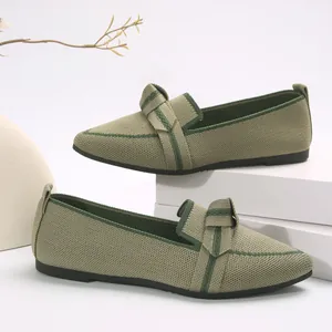 Détail de ballerines vertes en maille à bout pointu avec nœud et semelle antidérapante