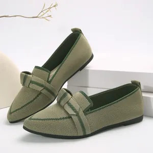 Vue détaillée de ballerines en tricot vert olive à bout pointu avec nœud décoratif