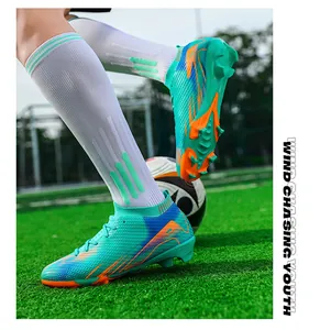 Detail van hoge flyknit voetbalschoenen met levendige groene en oranje patronen