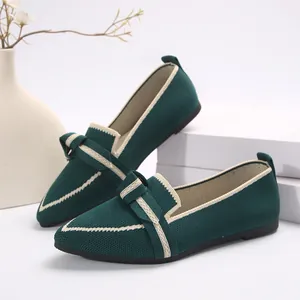 Vue détaillée de ballerines tricotées vert foncé à bout pointu et joli nœud élégant