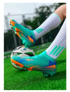 Detailweergave van de groenblauwe flyknit voetbalschoenen met oranje en blauwe patronen.