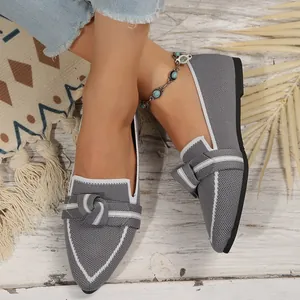 Vue détaillée de ballerines grises en maille à bout pointu avec un nœud élégant