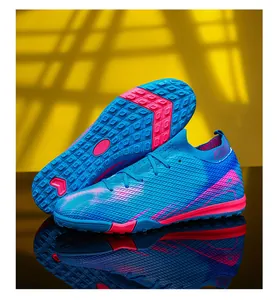 Detailweergave van blauwe en roze flyknit voetbalschoenen met TF-zool op gele achtergrond