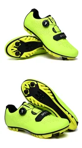 Nahaufnahme von neongrünen Radschuhen mit Drehverschluss und SPEED-Klettriegel-Detail