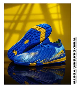 Gedetailleerd overzicht van blauw-gele fly-knit voetbalschoenen met TF-zool