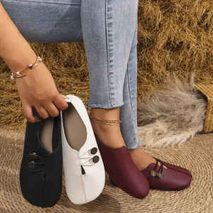 Vista detallada de los mocasines planos de mujer en cuero suave, burdeos, negro y blanco