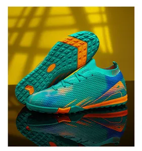 Gedetailleerd beeld van professionele turquoise flyknit voetbalschoenen met TF-zoolpatroon
