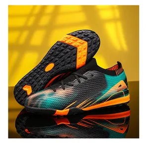 Gedetailleerd overzicht van kleurrijke voetbalschoenen met flyknit en oranje zolen