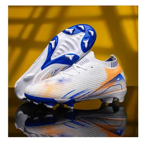 Gedetailleerd overzicht van witte flyknit voetbalschoenen met blauwe en oranje accenten