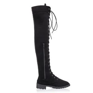 Schwarze Overknee-Stiefel zum Schnüren mit Reißverschluss und flacher Profilsohle, Seitenansicht