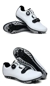 Detailansicht weißer Radschuhe mit Drehverschluss und Außendesign der Laufsohle