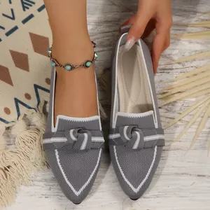 Ballerines en maille grise à bout pointu avec nœud décoratif et bordure contrastée