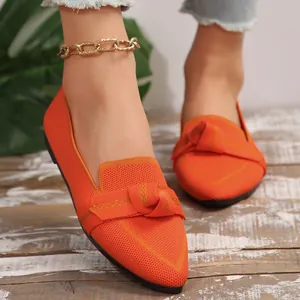 Vue détaillée de mocassins plats orange en maille à bout pointu avec nœud décoratif