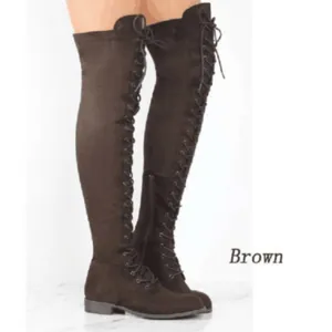 Detaillierte Seitenansicht brauner Overknee Flachstiefel mit elegantem Schnürdesign