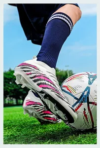 Gros plan des crampons de foot AG pro avec imprimé zèbre et col en maille sans couture