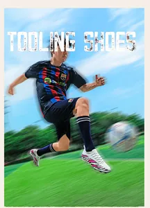 Action dynamique de chaussures de football professionnelles en flyknit sur terrain d'herbe