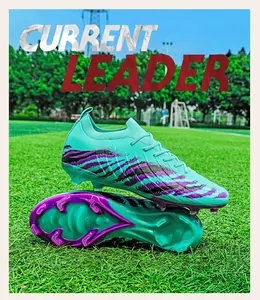 Chaussures de football professionnelles flyknit avec crampons AG sur l'herbe verte