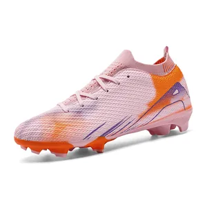 Professionele roze fly-knit high-top voetbalschoenen met oranje noppen voor grasveld
