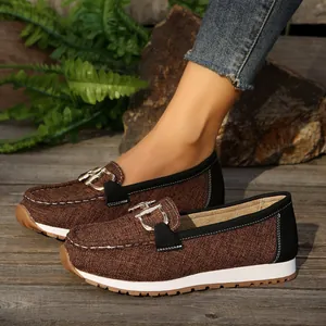 Mocasines marrones cómodos con cadena metálica y suela blanca gruesa para mujer