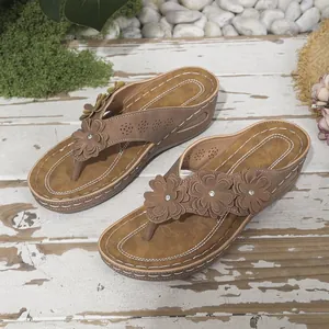 Vista detallada de chanclas con cuña para mujer con tres flores y suela gruesa