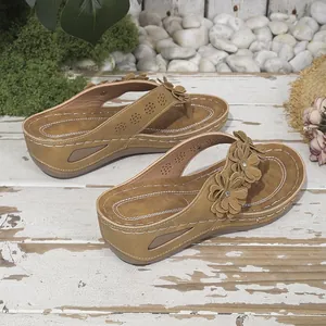 Vista detallada de sandalias de cuña con dedo con diseño decorativo de tres flores