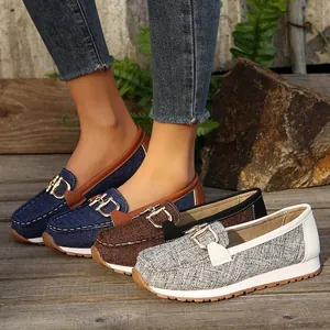 Comfortable women's loafers featuring a metal chain and thick platform sole design