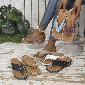 Chanclas con cuña para mujer con tres decoraciones florales y cómoda suola de plataforma