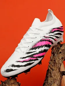 Crampons de football professionnels blancs avec rayures roses et crampons FG/AG pour sport.