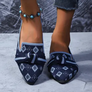 Vue rapprochée de ballerines en tricot à bout pointu avec nœud et motif en losange.