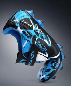 Gros plan montrant la semelle flexible de chaussures de foot pour enfants avec scratch bleu