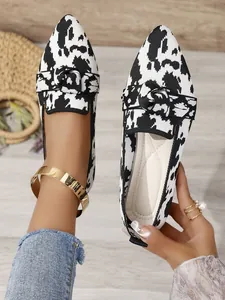 Comfortable black and white graphic pattern pointed toe flat knit shoes for women