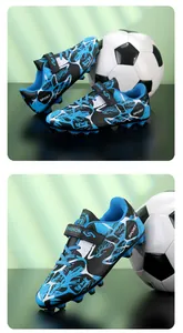 Détail de chaussures de football pour enfants bleu et noir avec velcro et crampons AG.