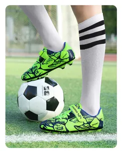 Vue détaillée de chaussures de football pour enfants vert fluo avec scratch sur terrain