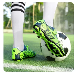 Vue détaillée des chaussures de football fluo pour enfants avec crampons AG/FG