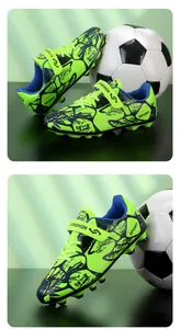 Vue détaillée de chaussures de football enfant vert néon avec fermeture scratch