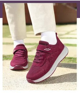 Vista dettagliata della scarpa da camminata in maglia bordeaux con chiusura a velcro