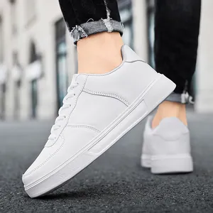 Classic white low-top sneakers for men and women, casual retro retro skateboard shoes.