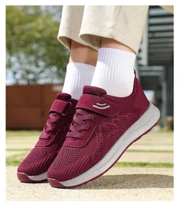 Dettaglio ravvicinato di scarpe da camminata in maglia bordeaux con chiusura a strappo