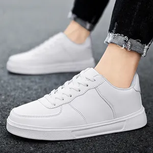 Versatile white low-top leather skateboard sneakers with retro flat soles for casual wear