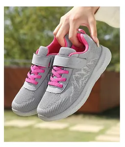 Vista dettagliata di scarpe da camminata in mesh grigio e rosa con chiusura a velcro.