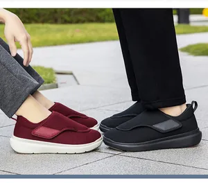 Primo piano di comode scarpe da camminata in mesh con chiusure a strappo.