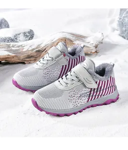Detaillierte Ansicht gefütterter gewebter Wintersneaker in Grau-Violett-Ausführung