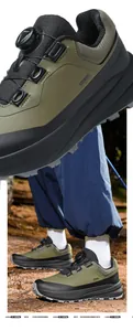 Detalle de zapatillas de senderismo para hombre con hebilla giratoria y cuero resistente
