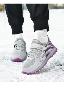Detailaufnahme von grau-violetten, fleecegefütterten Winter-Walkingschuhen für Damen und Herren im Schnee