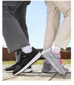 Primo piano di scarpe da passeggio in rete traspirante per uomo e donna all'aperto