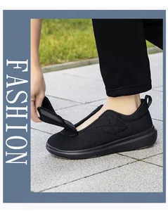 Dettaglio scarpa da camminata in mesh nero con pratica chiusura a strappo larga